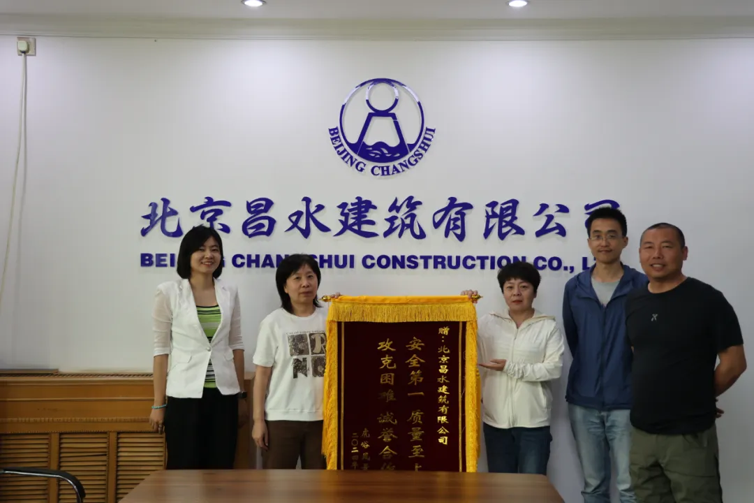 危急時(shí)刻伸援手，見義勇為助滅火